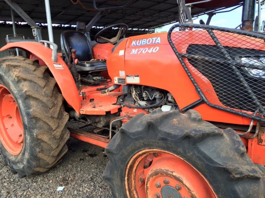 Kubota ปี53 วิ่ง 4,000 ชม M7040 70แรง 2 เพลา มีอุปกรณ์ดันหน้า กับ หางหลังให้1ชิ้นครับ 400,000 0866642442 Kubota ปี53 วิ่ง 4,000 ชม M7040 70แรง 2 เพลา มีอุปกรณ์ดันหน้า กับ หางหลังให้1ชิ้นครับ 400,000 0866642442