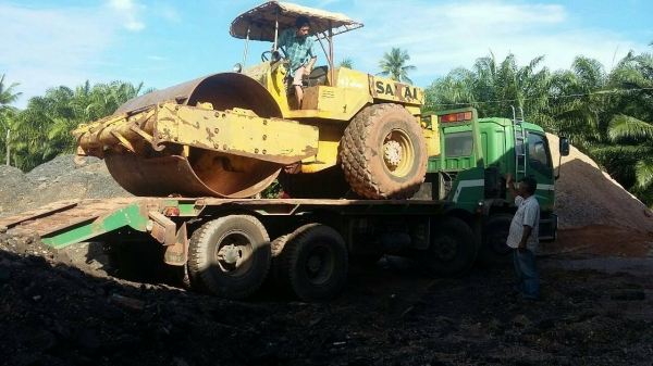 รถบดยี่ห้อ SAKAI ขนาด 12 ตัน สั่นสะเทือนได้สามารถปรับระดับสั่นได้ครับ รถบดยี่ห้อ SAKAI ขนาด 12 ตัน สั่นสะเทือนได้สามารถปรับระดับสั่นได้ครับ