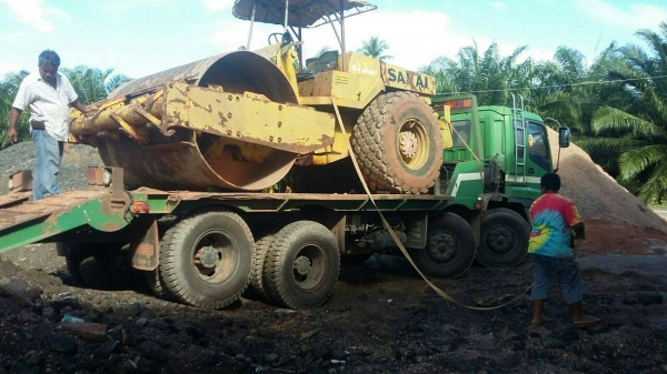 รถบดยี่ห้อ SAKAI ขนาด 12 ตัน สั่นสะเทือนได้สามารถปรับระดับสั่นได้ครับ รถบดยี่ห้อ SAKAI ขนาด 12 ตัน สั่นสะเทือนได้สามารถปรับระดับสั่นได้ครับ