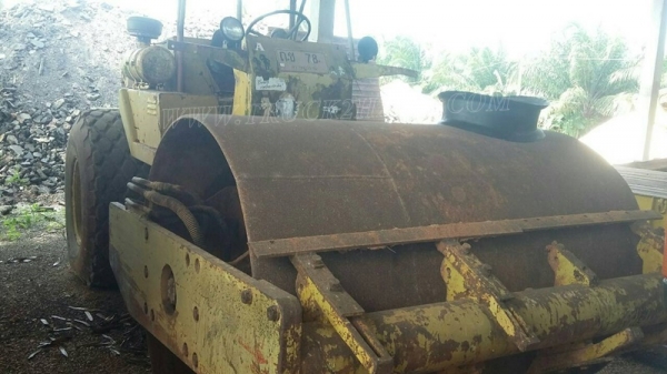 รถบดยี่ห้อ SAKAI ขนาด 12 ตัน สั่นสะเทือนได้สามารถปรับระดับสั่นได้ครับ รถบดยี่ห้อ SAKAI ขนาด 12 ตัน สั่นสะเทือนได้สามารถปรับระดับสั่นได้ครับ