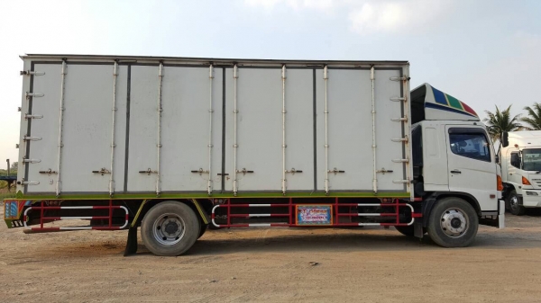 รถบรรทุกหกล้อฮีโน่ตู้สิบบาน 220 แรงม้า ซีรี่500 ปี 51 FG8J สภาพสวย พร้อมใช้งาน ทดลองขับได้    สนใจติดต่อ เอ็ม ที เจริญยนต์ สาขาปทุมธานี    (ถนนกาญจนาภิเษก วงแหวนตะวันตกบางปะอิน-บางบัวทอง)     โทร. 081-4948363 , 081-7361541