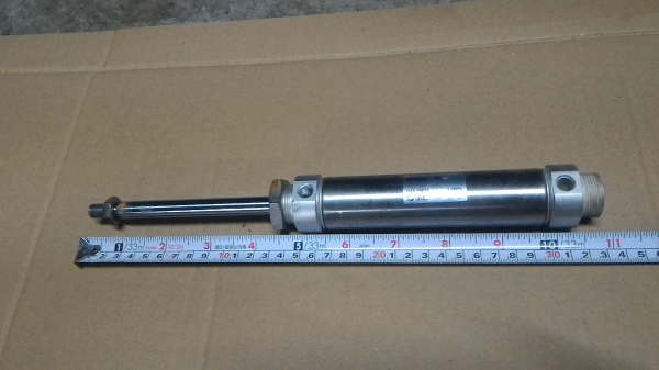 กระบอกสูบนิวเมติก ยี่ห้อ SMC ขนาดโต 32 มม. ระยชักเลือนเข้า - ออกยาว 100 มม.