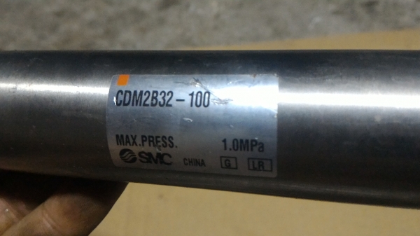 กระบอกสูบนิวเมติก ยี่ห้อ SMC ขนาดโต 32 มม. ระยชักเลือนเข้า - ออกยาว 100 มม.