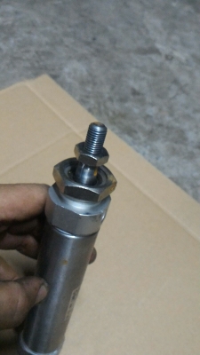 กระบอกสูบนิวเมติก ยี่ห้อ SMC ขนาดโต 32 มม. ระยชักเลือนเข้า - ออกยาว 100 มม.