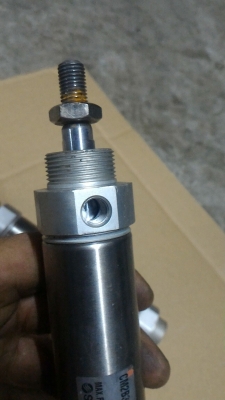 กระบอกสูบนิวเมติก ยี่ห้อ SMC ขนาดโต 32 มม. ระยชักเลือนเข้า - ออกยาว 100 มม.