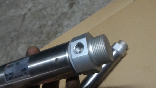 กระบอกสูบนิวเมติก ยี่ห้อ SMC ขนาดโต 32 มม. ระยชักเลือนเข้า - ออกยาว 100 มม.