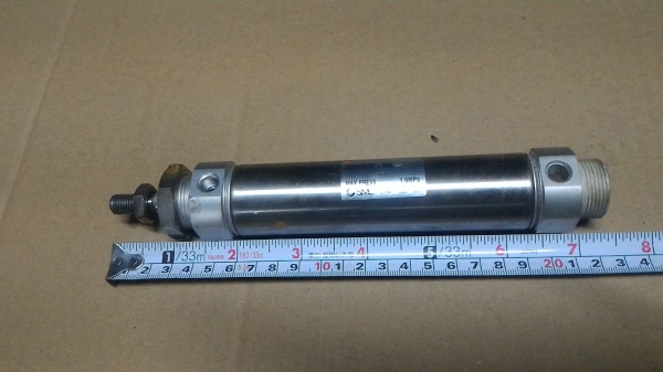 กระบอกสูบนิวเมติก ยี่ห้อ SMC ขนาดโต 32 มม. ระยชักเลือนเข้า - ออกยาว 100 มม.