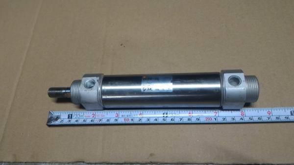 กระบอกสูบนิวเมติก ยี่ห้อ SMC ขนาดโต 40 มม. ระยชักเลือนเข้า - ออกยาว 100 มม. ( มี 1 อัน )