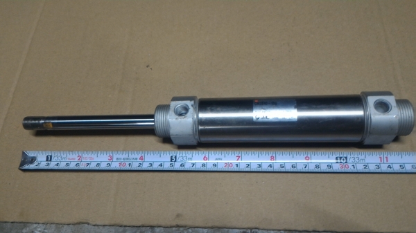 กระบอกสูบนิวเมติก ยี่ห้อ SMC ขนาดโต 40 มม. ระยชักเลือนเข้า - ออกยาว 100 มม. ( มี 1 อัน )