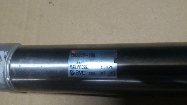 กระบอกสูบนิวเมติก ยี่ห้อ SMC ขนาดโต 40 มม. ระยชักเลือนเข้า - ออกยาว 100 มม. ( มี 1 อัน )