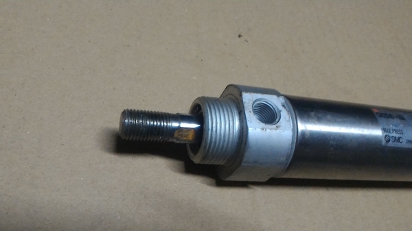 กระบอกสูบนิวเมติก ยี่ห้อ SMC ขนาดโต 40 มม. ระยชักเลือนเข้า - ออกยาว 100 มม. ( มี 1 อัน )