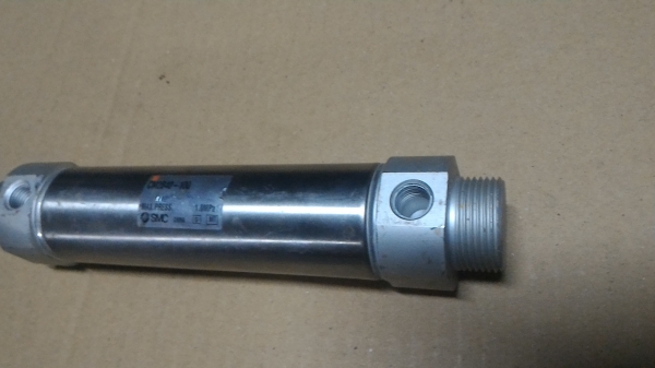 กระบอกสูบนิวเมติก ยี่ห้อ SMC ขนาดโต 40 มม. ระยชักเลือนเข้า - ออกยาว 100 มม. ( มี 1 อัน )