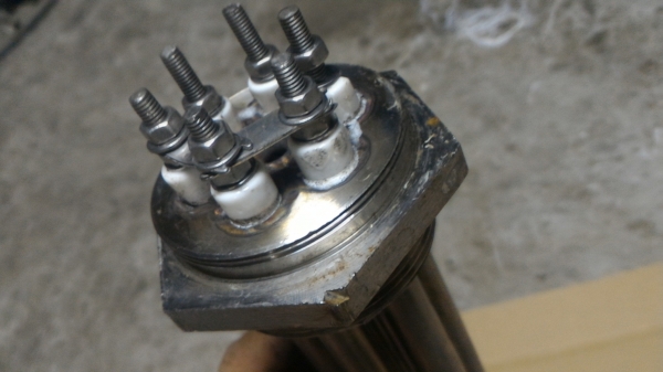 ฮีตเตอร์ท่อกลมแบบแช่น้ำ 3 ท่อ แต่และท่อมีกำลัง 1200 W. แต่ละท่อนต่อไฟไม่ถึงกัน