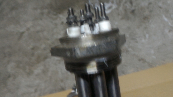 ฮีตเตอร์ท่อกลมแบบแช่น้ำ 3 ท่อ แต่และท่อมีกำลัง 1200 W. แต่ละท่อนต่อไฟไม่ถึงกัน