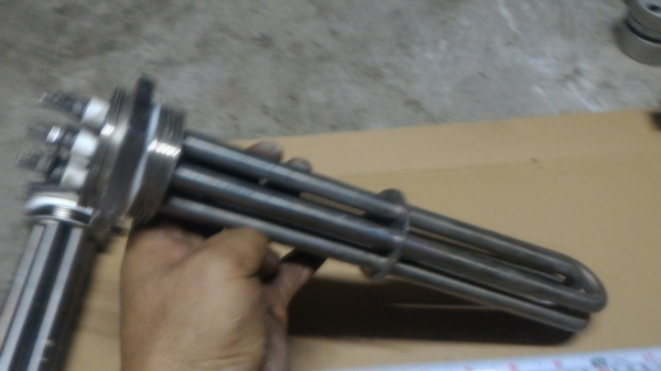 ฮีตเตอร์ท่อกลมแบบแช่น้ำ 3 ท่อ แต่และท่อมีกำลัง 1200 W. แต่ละท่อนต่อไฟไม่ถึงกัน