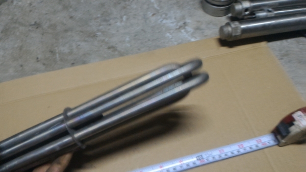 ฮีตเตอร์ท่อกลมแบบแช่น้ำ 3 ท่อ แต่และท่อมีกำลัง 1200 W. แต่ละท่อนต่อไฟไม่ถึงกัน