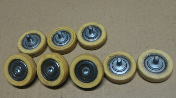 ลูกยางกึ่งอ่อนกึงแข็ง มีลูกปืนแบริ่งช่วยให้หมุนได้ดี มีแกนน็อตขนาด M6 ไว้ยึด