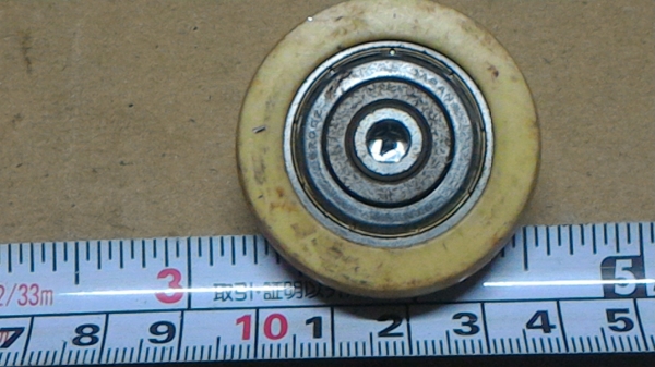 ลูกยางกึ่งอ่อนกึงแข็ง มีลูกปืนแบริ่งช่วยให้หมุนได้ดี มีแกนน็อตขนาด M6 ไว้ยึด