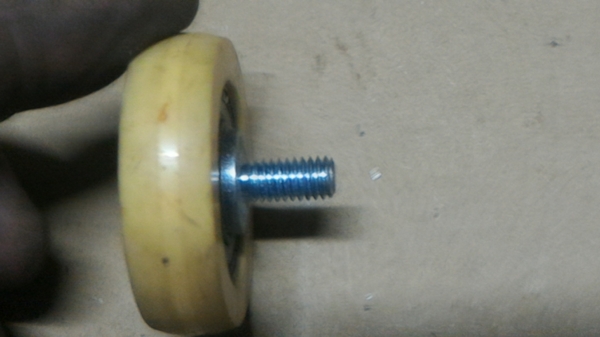 ลูกยางกึ่งอ่อนกึงแข็ง มีลูกปืนแบริ่งช่วยให้หมุนได้ดี มีแกนน็อตขนาด M6 ไว้ยึด