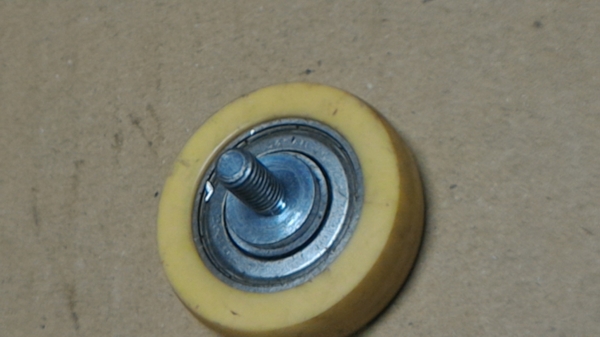 ลูกยางกึ่งอ่อนกึงแข็ง มีลูกปืนแบริ่งช่วยให้หมุนได้ดี มีแกนน็อตขนาด M6 ไว้ยึด