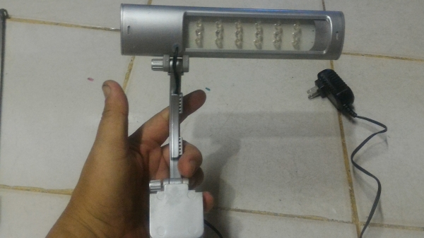 โคมไฟหลอด LED  ยึดขอบโต็ะขนาดกลางมีระดับความสว่างให้เลือกสองระดับ
