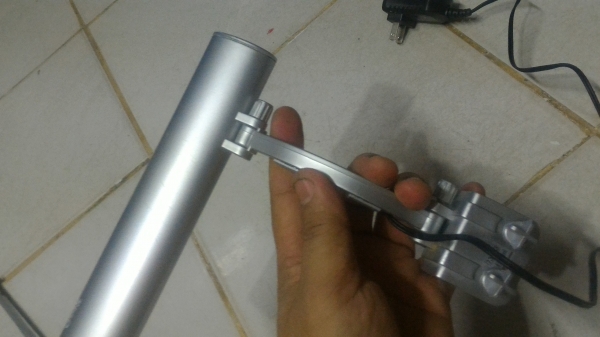 โคมไฟหลอด LED  ยึดขอบโต็ะขนาดกลางมีระดับความสว่างให้เลือกสองระดับ