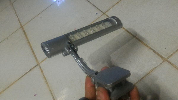 โคมไฟหลอด LED  ยึดขอบโต็ะขนาดกลางมีระดับความสว่างให้เลือกสองระดับ