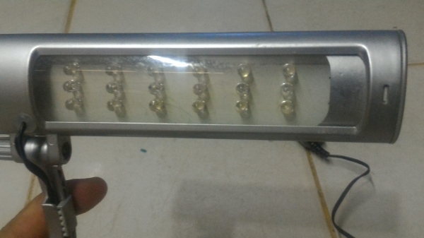 โคมไฟหลอด LED  ยึดขอบโต็ะขนาดกลางมีระดับความสว่างให้เลือกสองระดับ