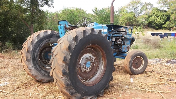 / รถไถFORD 5000 (77) T5 เพลาเดียว ตัวเปล่า เดิมบาง ไม่มีเล่ม **ขาย FORD 77 (5000) T5 เสื้อเรียบ รถไถ1เพลา ตัวเปล่า สภาพเดิมบาง พร้อมใช้งาน ราคาถูก TRACTOR FORD 5000 (77) T5 เสื้อเรียบ ปั้มแบน ไอดีเหลี่ยม เครื่อง/ปั้มเดิม/เกียร์/ท้าย เด