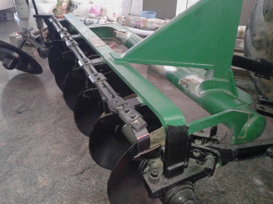 ขายด่วนรถไถ JOHN DEERE สองเพลา สภาพพร้อมใช้งาน เครื่องปี้มแรงดี อุปกรณ์2ชิ้น ผานหก ดันหน้า เอกสารเล่มทะเบียน