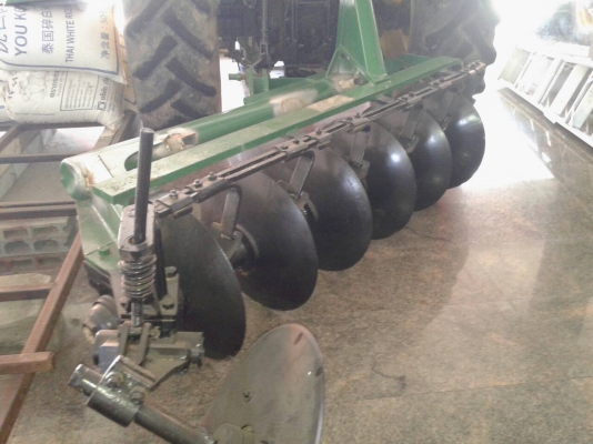 ขายด่วนรถไถ JOHN DEERE สองเพลา สภาพพร้อมใช้งาน เครื่องปี้มแรงดี อุปกรณ์2ชิ้น ผานหก ดันหน้า เอกสารเล่มทะเบียน