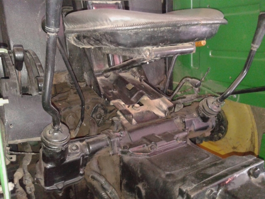 ขายด่วนรถไถ JOHN DEERE สองเพลา สภาพพร้อมใช้งาน เครื่องปี้มแรงดี อุปกรณ์2ชิ้น ผานหก ดันหน้า เอกสารเล่มทะเบียน