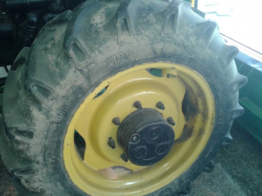 ขายด่วนรถไถ JOHN DEERE สองเพลา สภาพพร้อมใช้งาน เครื่องปี้มแรงดี อุปกรณ์2ชิ้น ผานหก ดันหน้า เอกสารเล่มทะเบียน