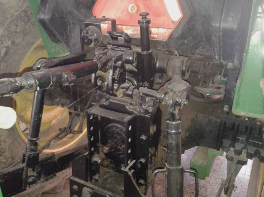 ขายด่วนรถไถ JOHN DEERE สองเพลา สภาพพร้อมใช้งาน เครื่องปี้มแรงดี อุปกรณ์2ชิ้น ผานหก ดันหน้า เอกสารเล่มทะเบียน