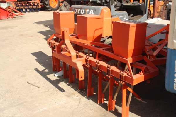 เครื่องปลูกข้าวโพด / ข้าว 9 แถว