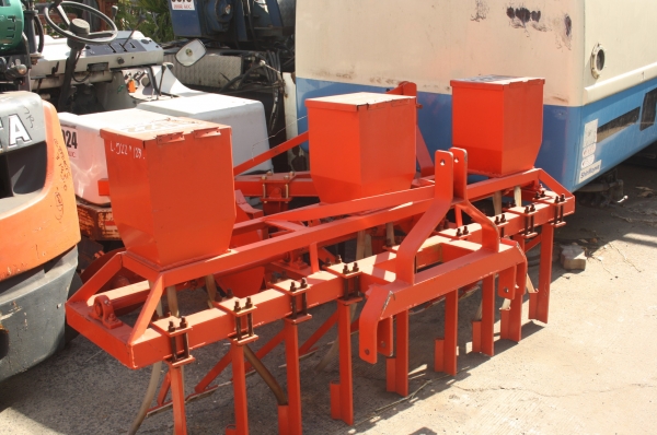 เครื่องปลูกข้าวโพด / ข้าว 9 แถว