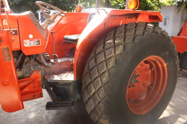รถตัก KUBOTA M68