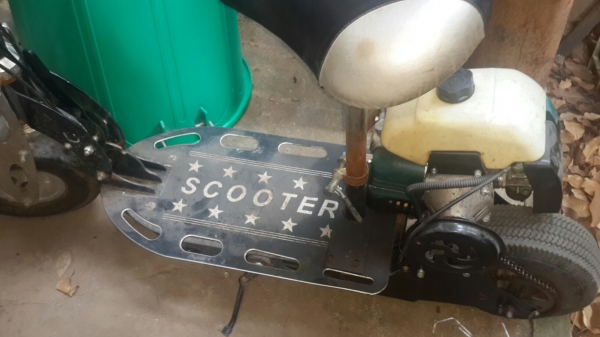 สกุ๊ดเตอร์ติดเครื่องยนต์เล็ก