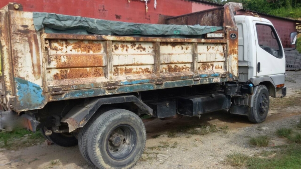 รถมิตซู 6 ล้อดั้ม 130 แรงม้า. ปี 45.   สนใจติดต่อ  081 - 6079515