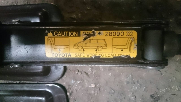 แม่แรงสะพาน Toyota สีน้ำตาลพร้อมด้ามหมุนพับได้ แม่แรงสะพาน Toyota สีน้ำตาลพร้อมด้ามหมุนพับได้