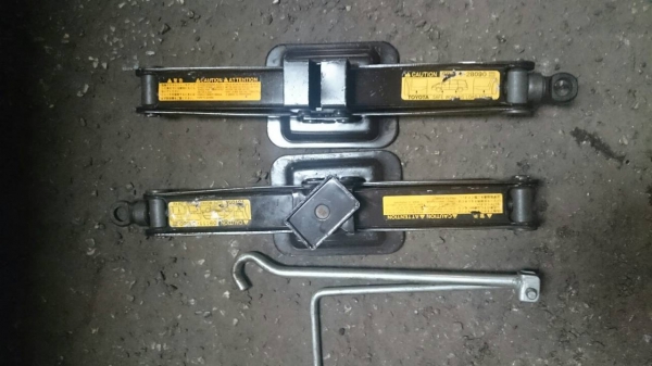 แม่แรงสะพาน Toyota สีน้ำตาลพร้อมด้ามหมุนพับได้