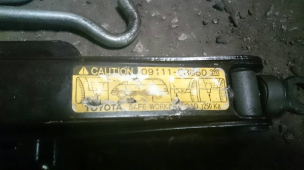 แม่แรงสะพาน Toyota สีน้ำตาลพร้อมด้ามหมุนพับได้ แม่แรงสะพาน Toyota สีน้ำตาลพร้อมด้ามหมุนพับได้