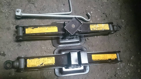 แม่แรงสะพาน Toyota สีน้ำตาลพร้อมด้ามหมุนพับได้