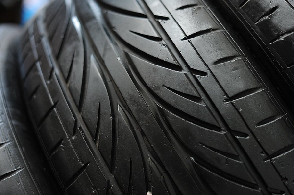 ยาง Hankook V12 EVO 235 50 18
