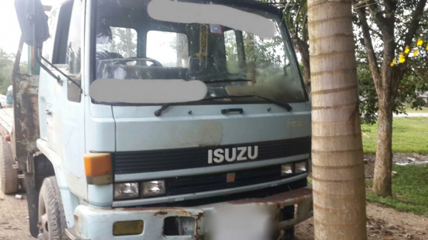 รถอีซูซุ 10 ล้อ ท้ายลาด เปลื่ยนเครื่อง 240 แรงม้า.    สนใจติดต่อ  081 - 6079515