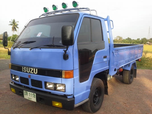 4ล้อISUZU NKR 88 แรง  รถสภาพดี พร้อมใช้ เครื่องดี ชัชชีสวย กระจกไฟฟ้า แอร์พร้อม ขาย240,000 บาท ศุภากร 081-1903107 - 081-4252943