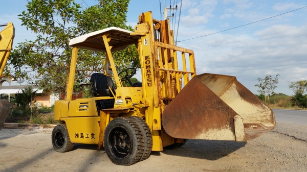 ขายด่วนรถยกดีเซลKOMATSU 2.0ตัน เสาสูง3เมตรงากะดกมีกะบะแถมให้ยางหน้าคู้รถนอกนำเข้ายังไม่เคยใช้งานในเมืองไทยเลยรถพร้อมใช้ขายถูก