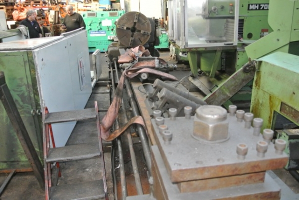 เครื่องกลึง ผ่านป้อมมีด 580 ม.ม. ยันศูนย์ 6 เมตร เครื่องกลึง ผ่านป้อมมีด 580 ม.ม. ยันศูนย์ 6 เมตร