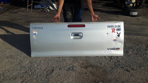 ขายฝาท้าย vigo แท้อุปกรณ์ครบๆ 3000โทร0805669540