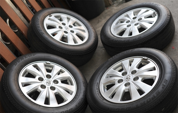 ล้อ Toyota 15 พร้อมยาง ยกชุด 4,000.-